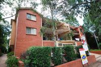 Spacious 2 Bedroom Unit. Large Balcony. LUG. Walk to CBD & Station. 