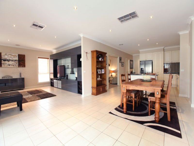 27 The Avenue, Caroline Springs - Thumbnail 4