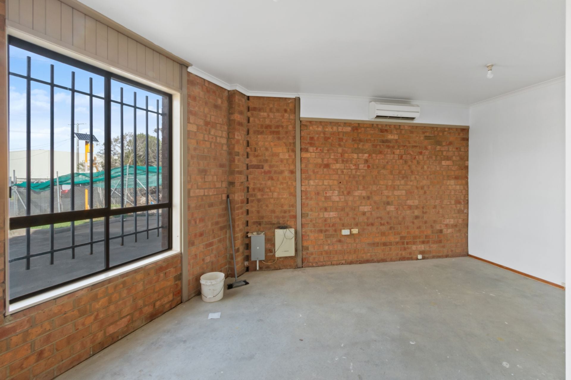 WAREHOUSE with HARDSTAND