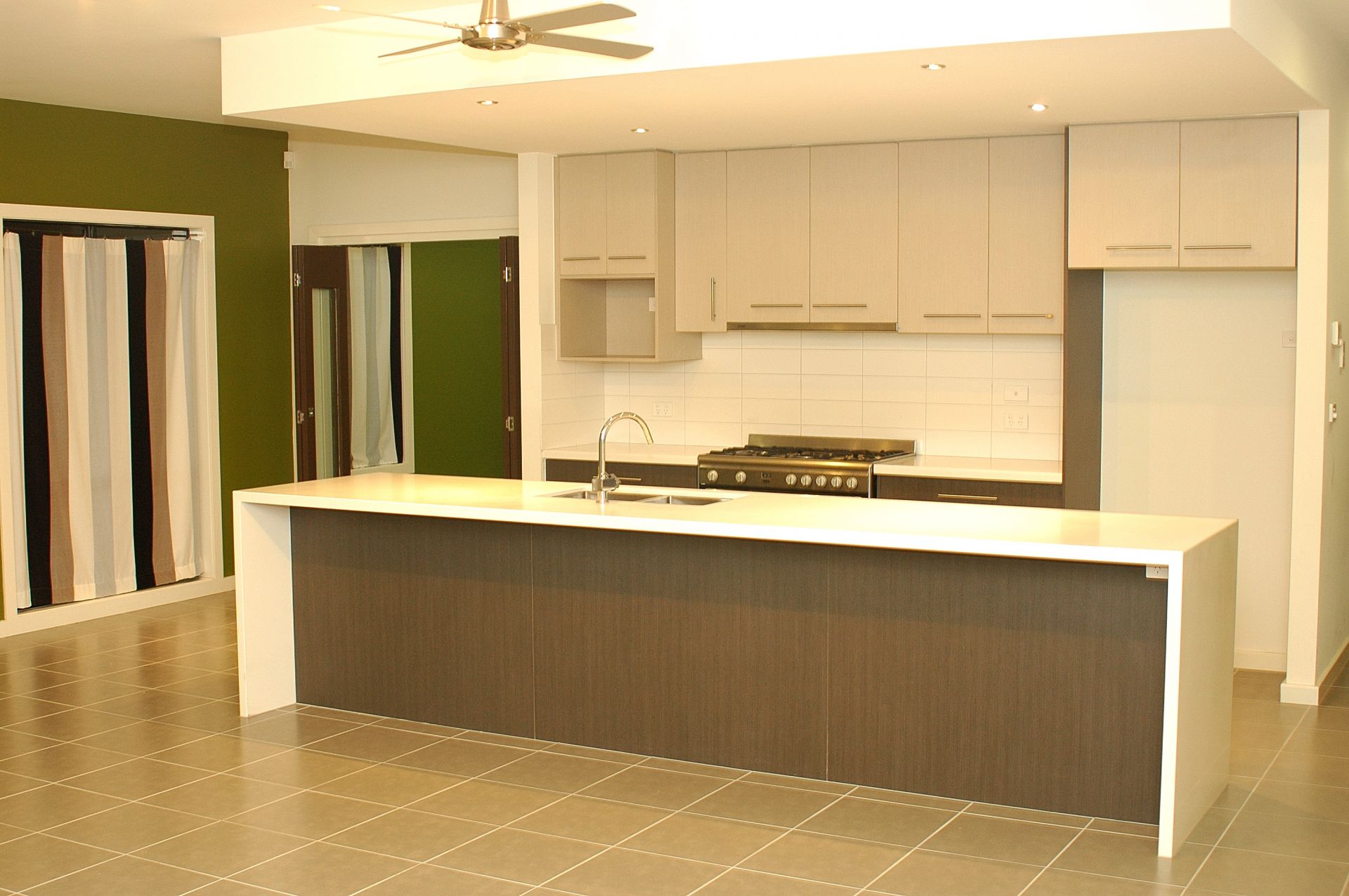 MODERN HOME, CONVENIENT LOCATION