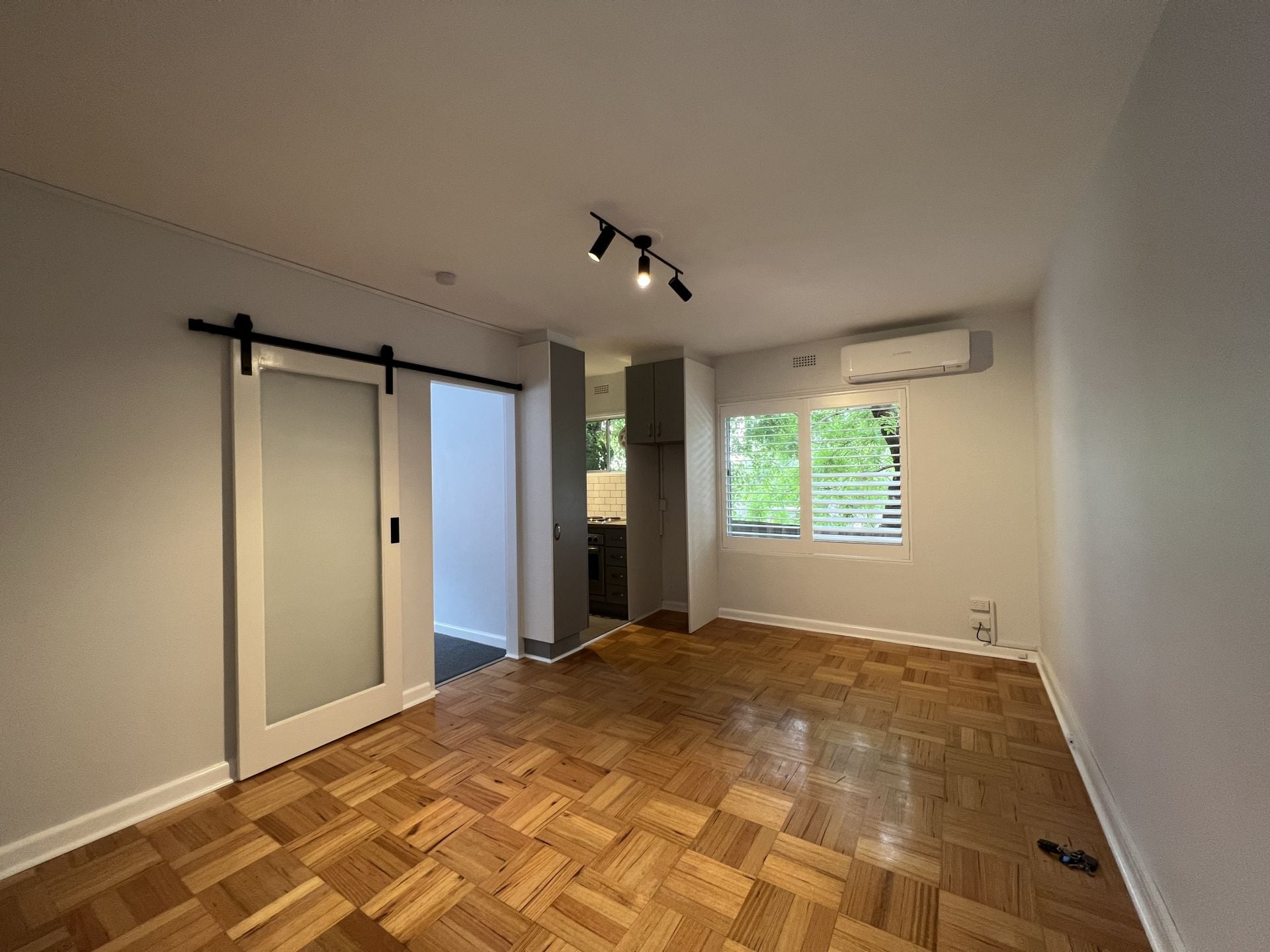 Renovated One Bedroom Two Minutes from High Street