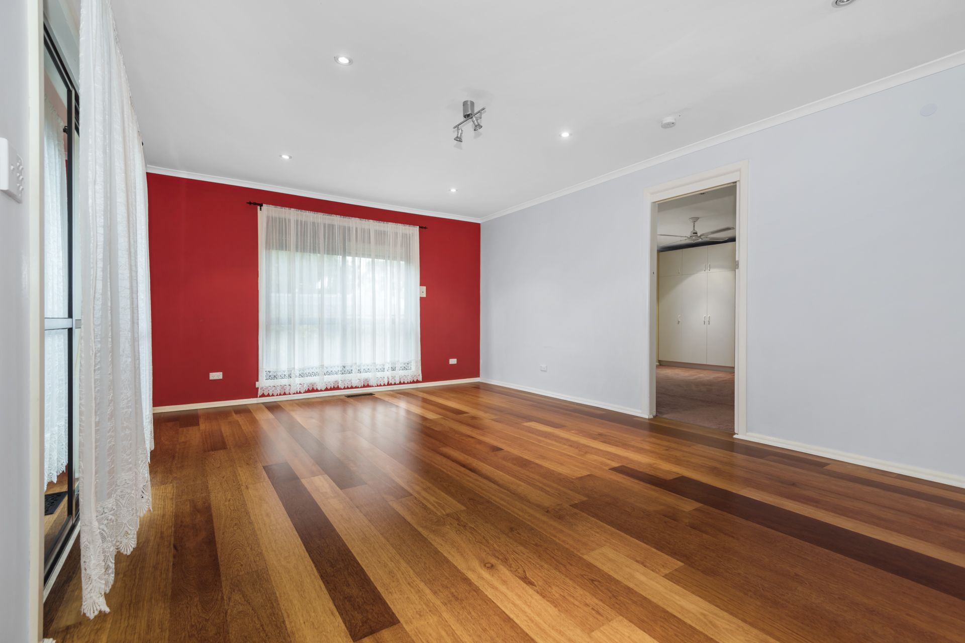 PERFECT LOCATION AND WALKING DISTANCE TO EPPING PACIFIC