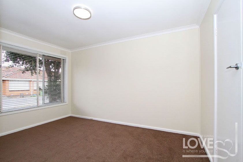 NEAT, TIDY & WELL LOCATED!