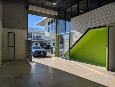 TIDY OFFICE/WAREHOUSE UNIT IN RARE COMPLEX!