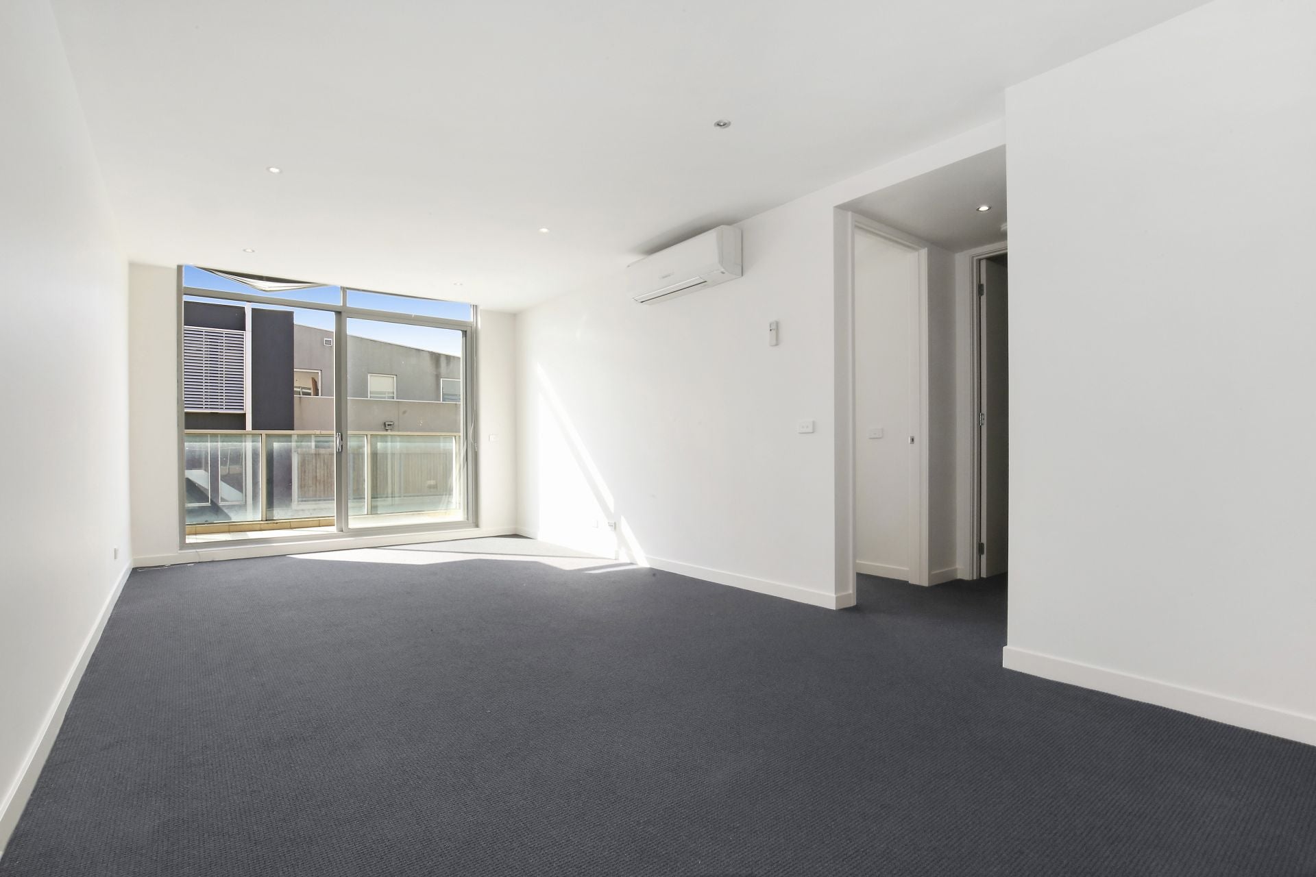 Light and Bright 2 Bedroom Apartment in Convenient Location