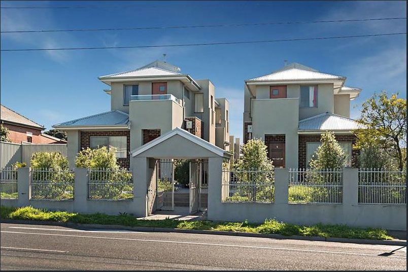 CONTEMPORARY LIVING & A FABULOUS LOCATION