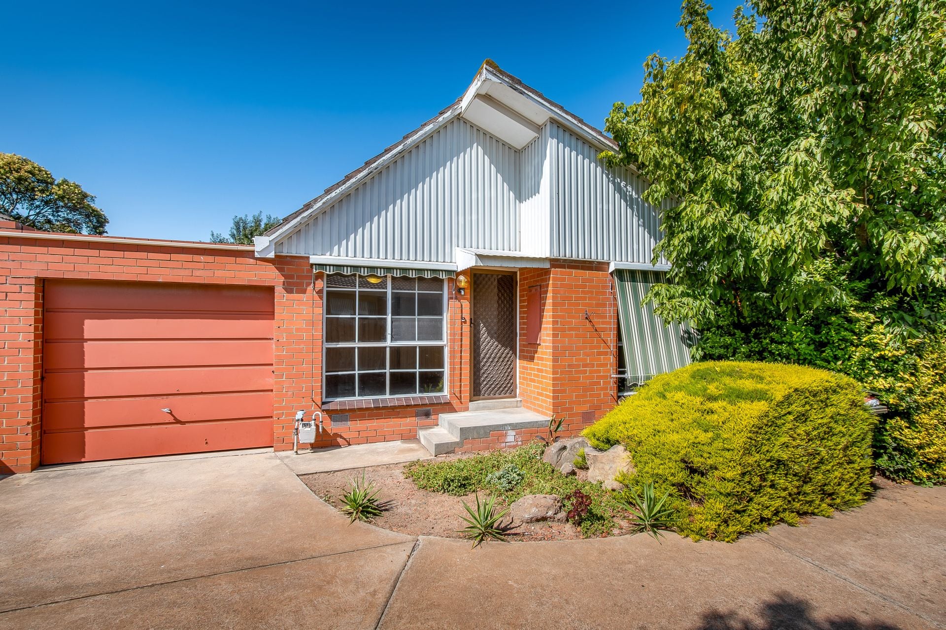 SPACIOUS UNIT IN THE HEART OF RESERVOIR!