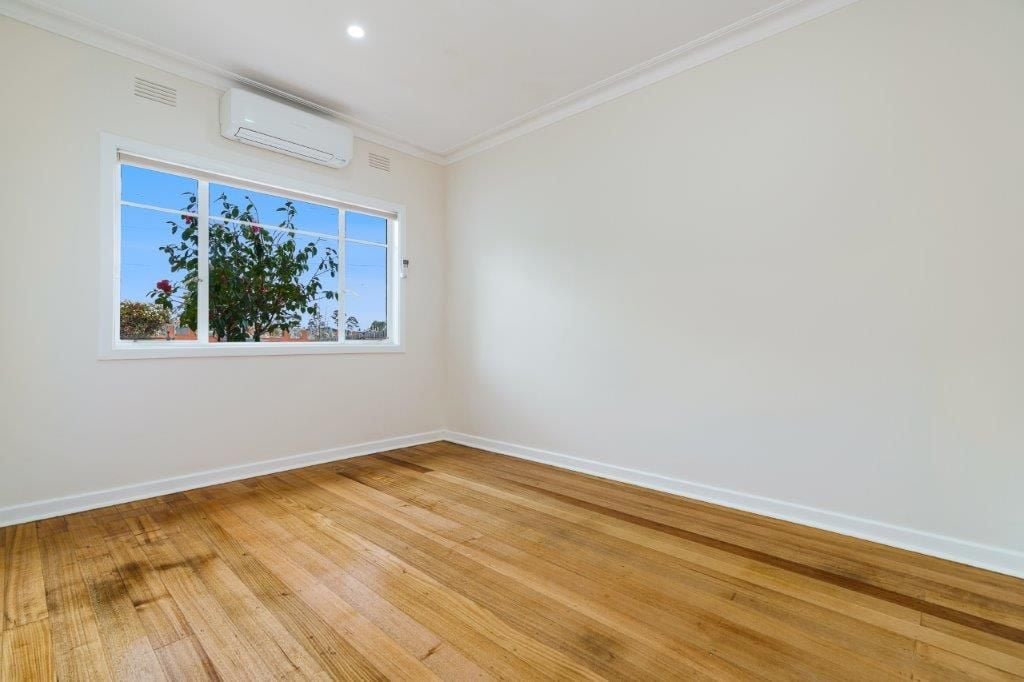 SHARED HOUSE!
Renovated 6 bedroom home and Bungalow ! Rent is for single room!