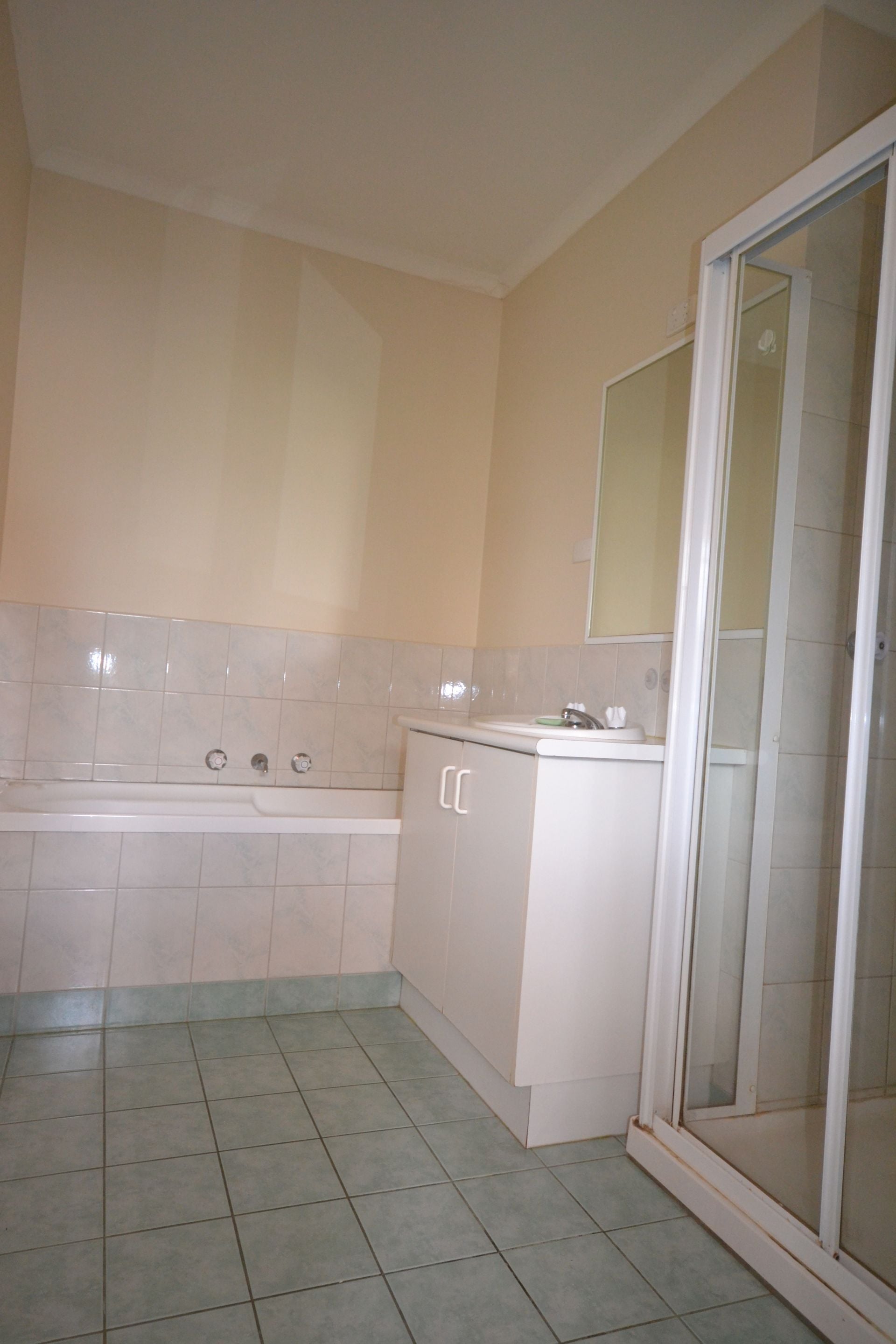 WITHIN WALKING DISTANCE TO SHOPS, TRAIN & BUS