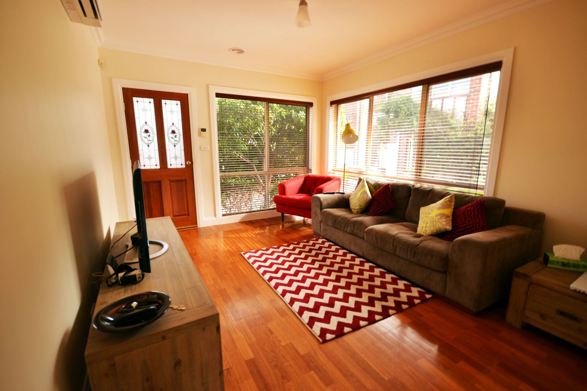 CONTEMPORARY LIVING & A FABULOUS LOCATION