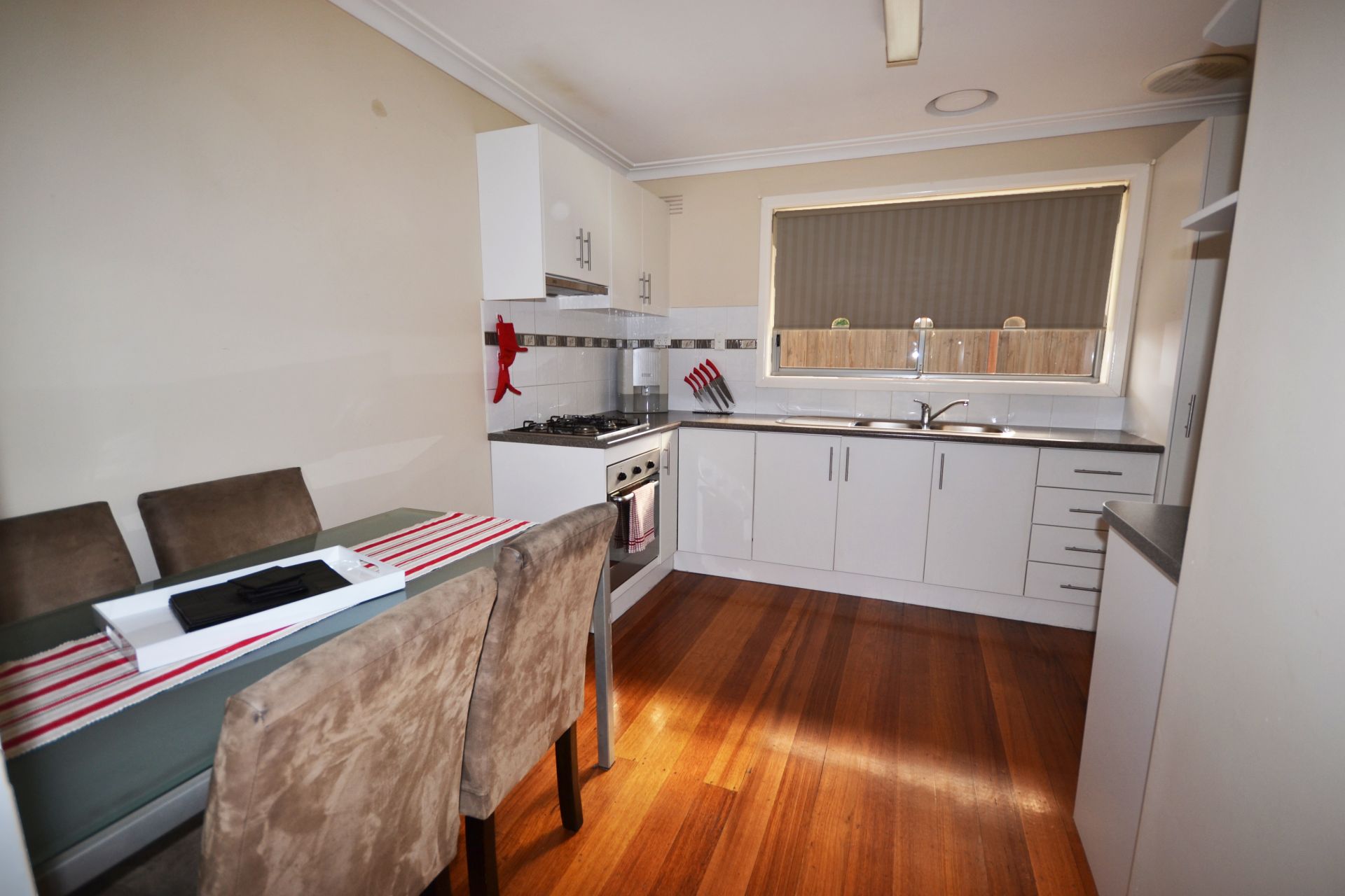 CONTEMPORARY LIVING & FABULOUS LOCATION