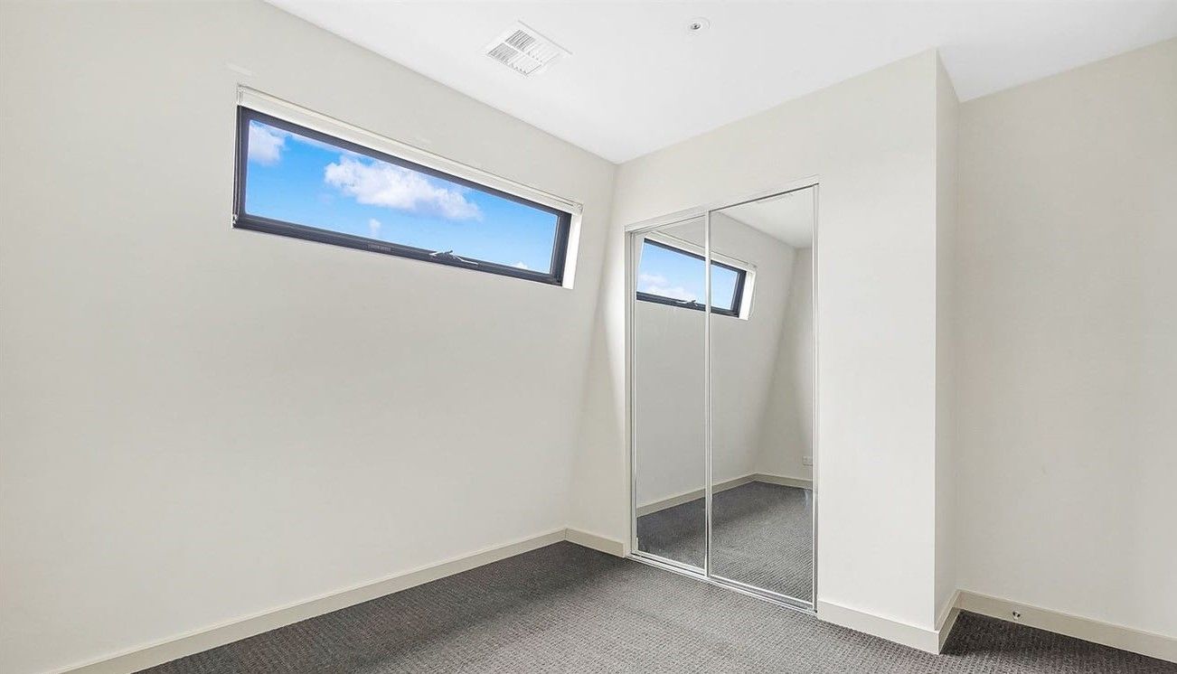 Tri Level Townhouse!