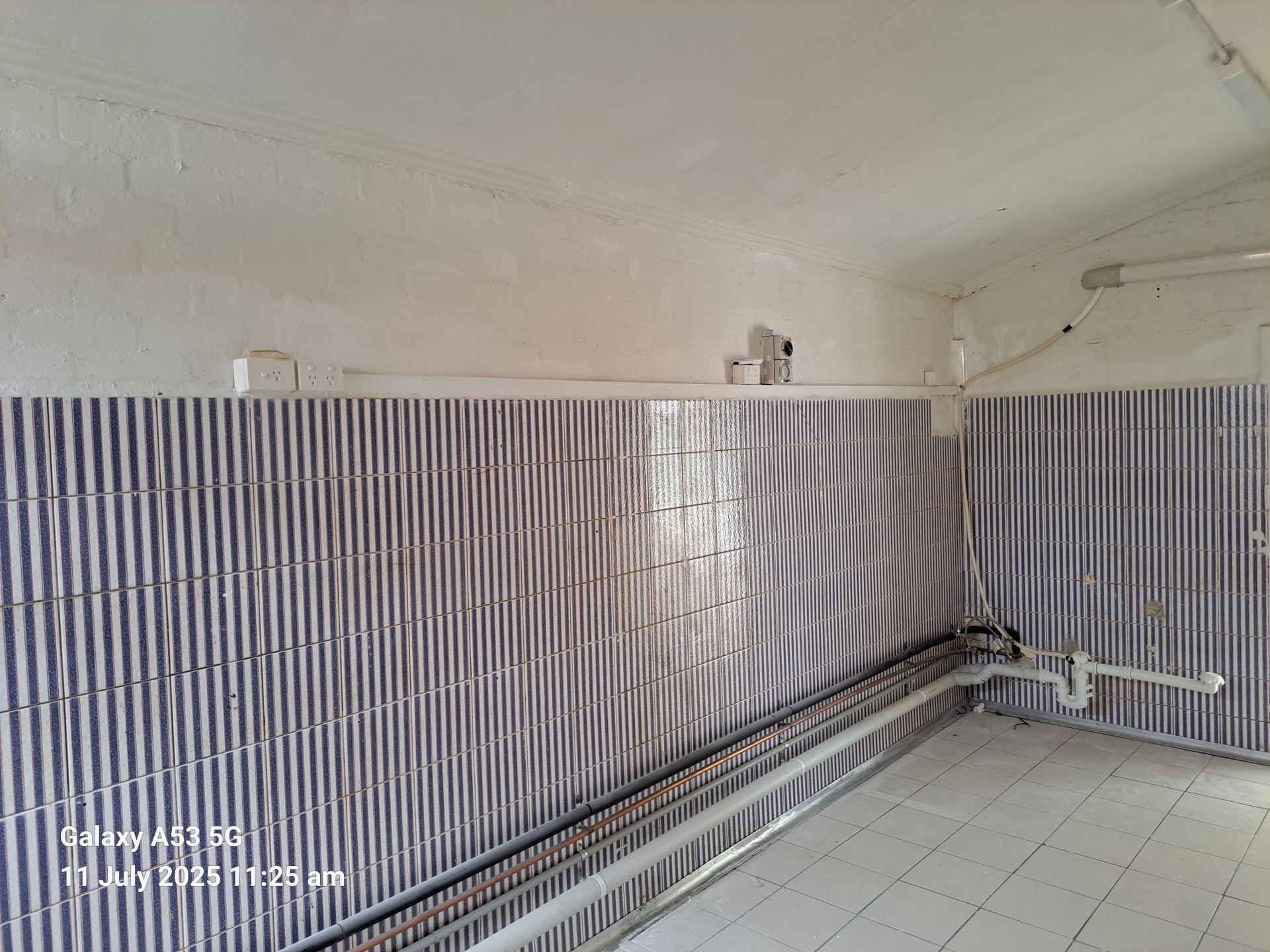 Lock Up Shop – BUSY, BUSTLING EDWARDES ST