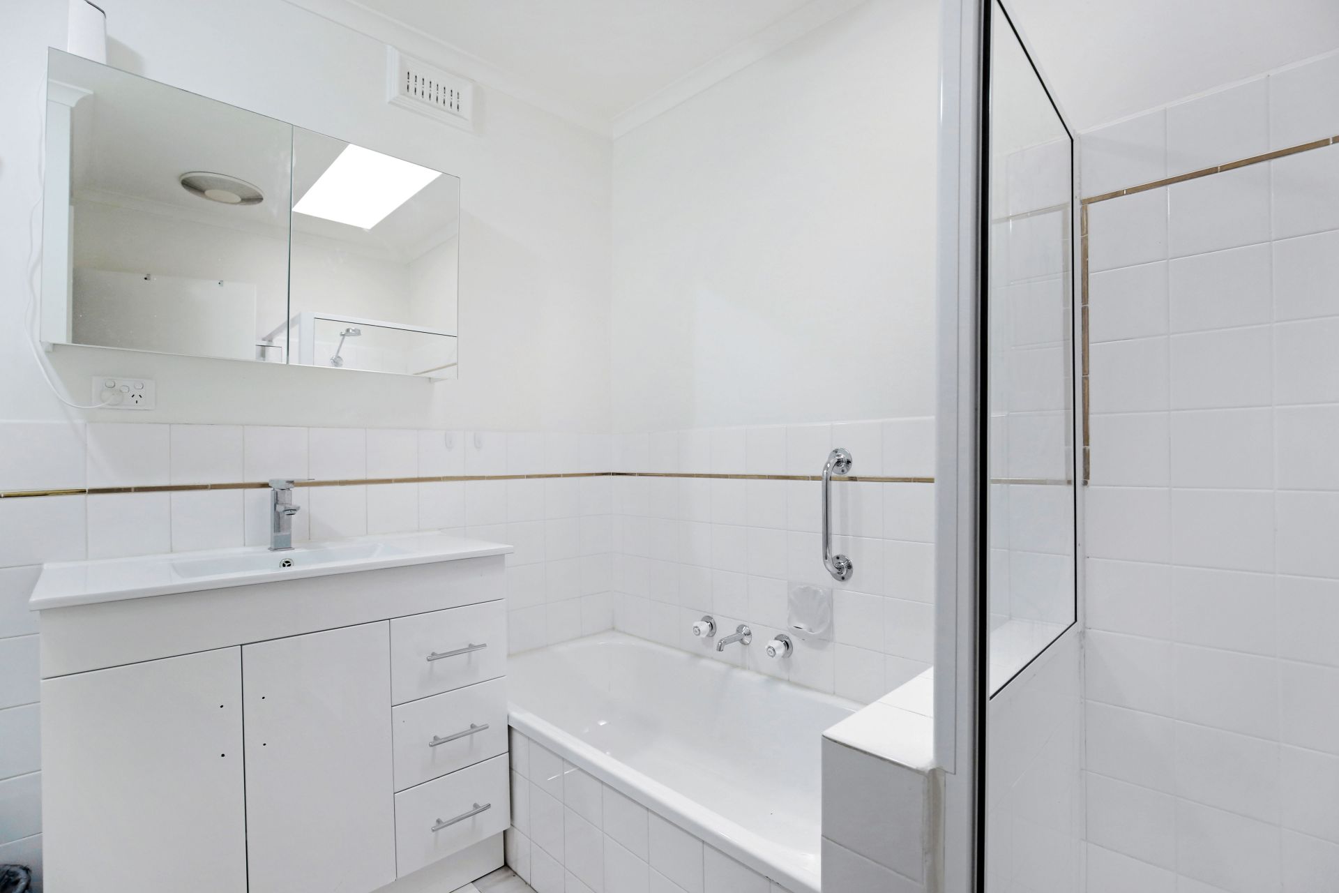 NEAT AND TIDY UNIT FOR LEASE!