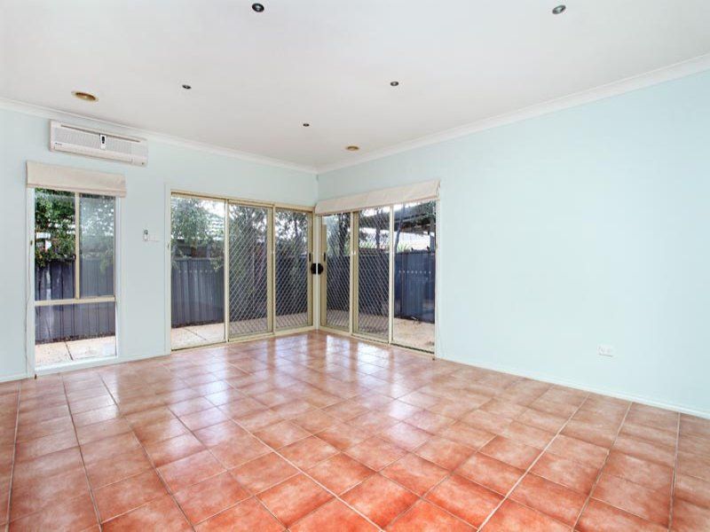 15 Dobell Crescent, Caroline Springs - Thumbnail 6