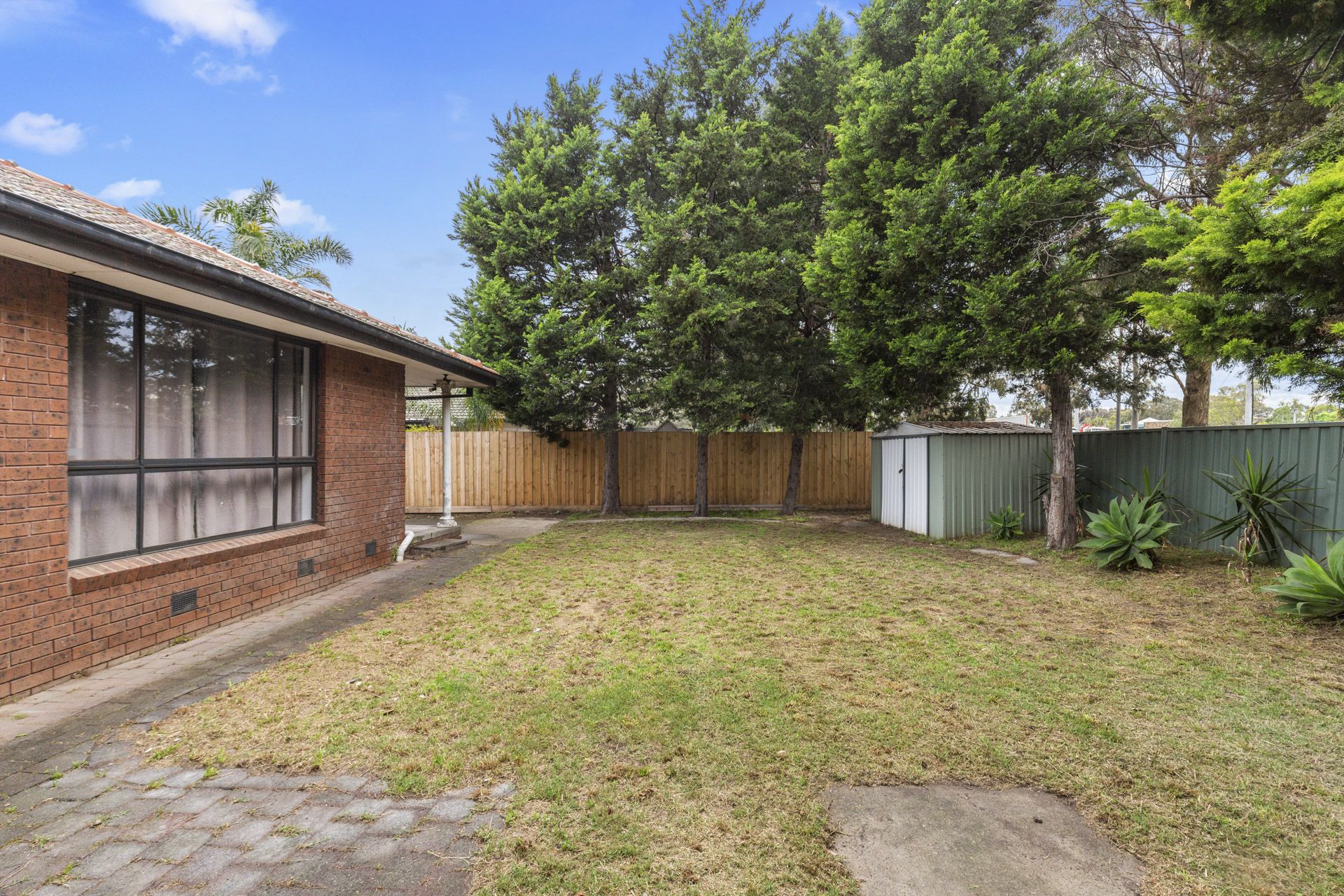 FRESHLY RENOVATED FAMILY HOME IN PERFECTLY LOCATED!