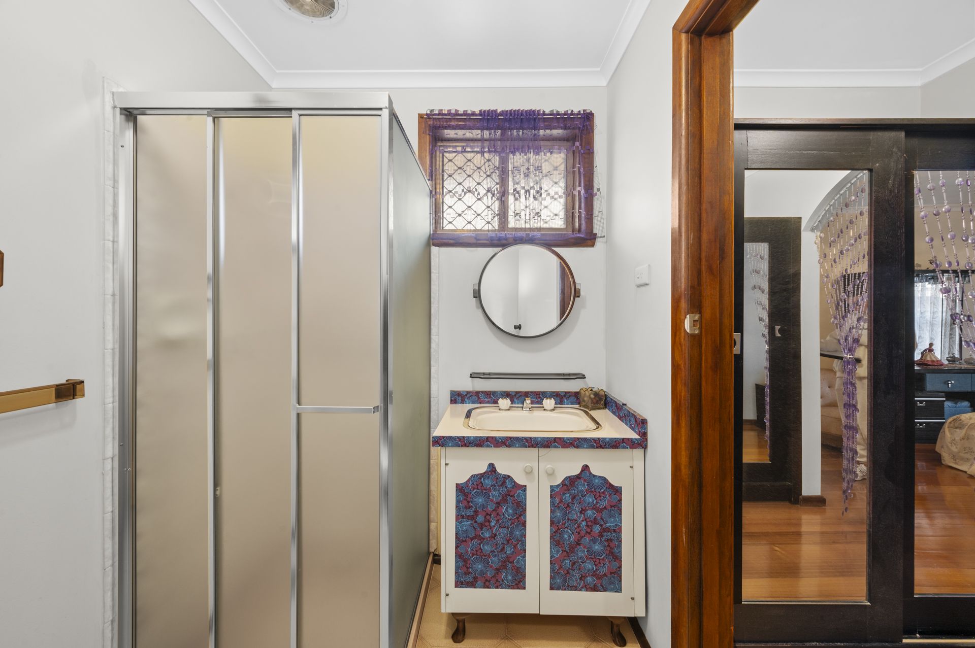 SUBSTANTIAL FAMILY HOME - 4 BEDROOMS, 2 BATHROOMS