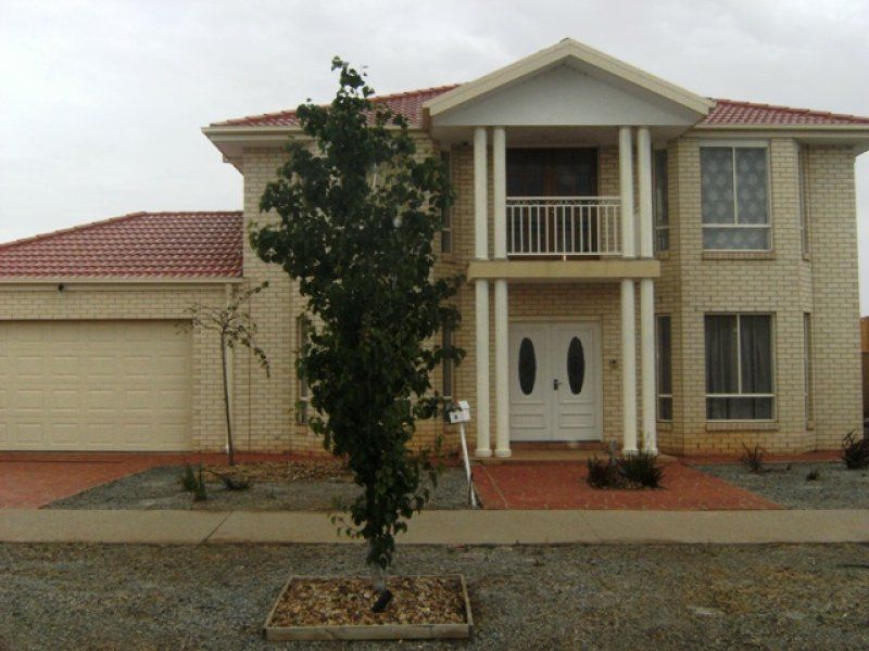 9 Central Parkway, Caroline Springs - Thumbnail 2