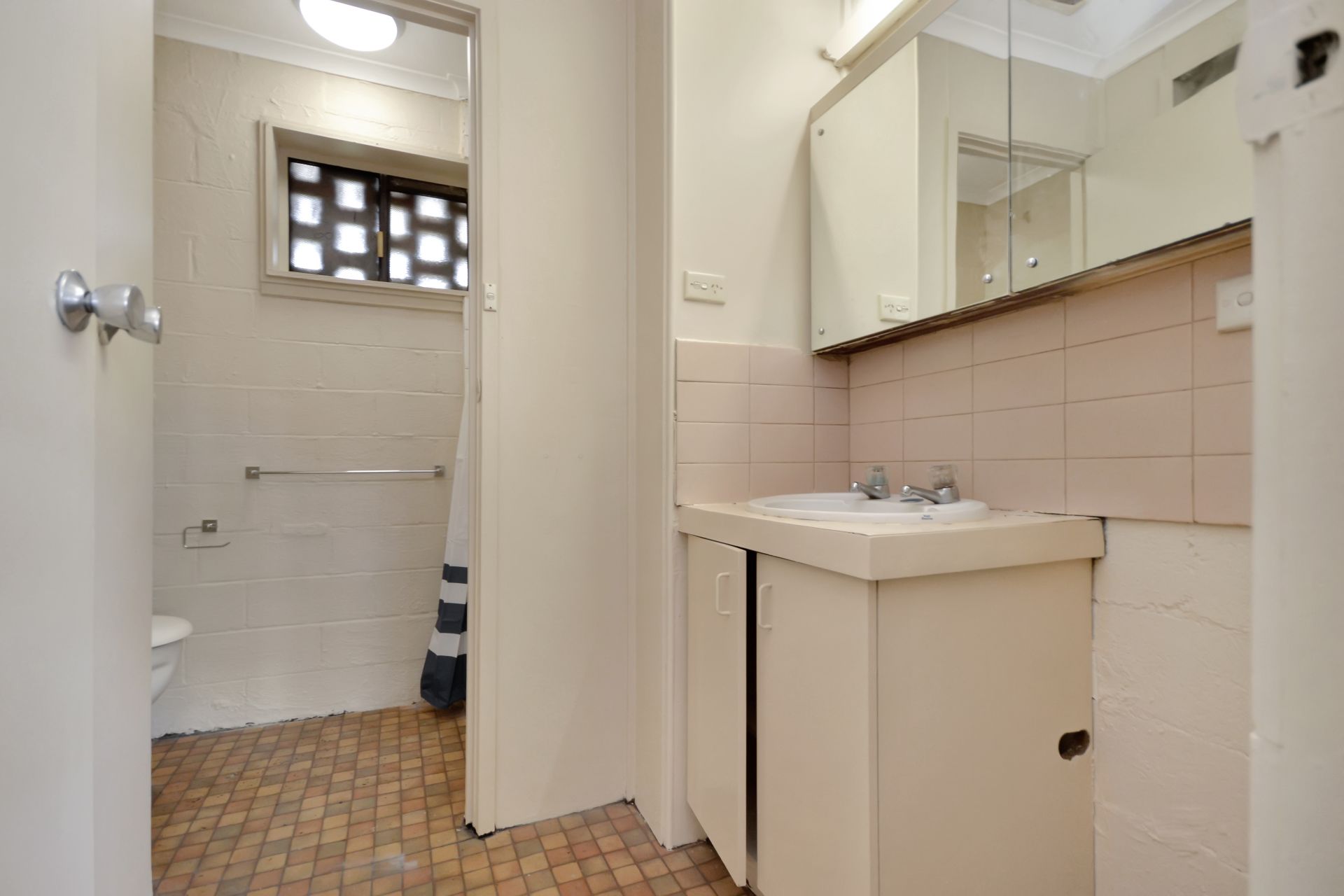 RENOVATED STUDIO