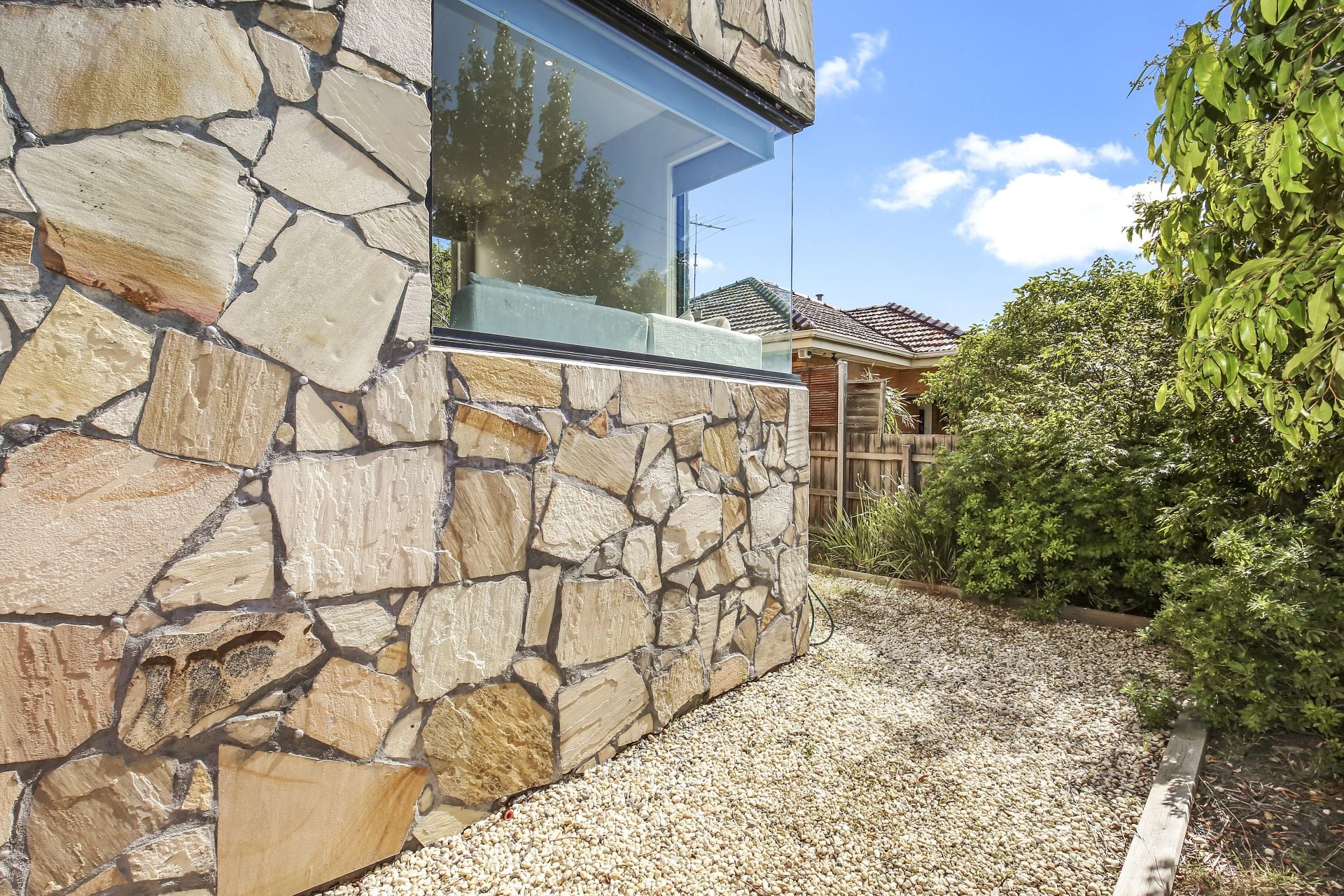 LIGHT-FILLED FRONT UNIT!