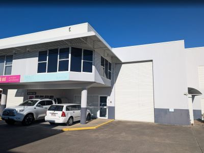 TIDY OFFICE/WAREHOUSE UNIT IN RARE COMPLEX!