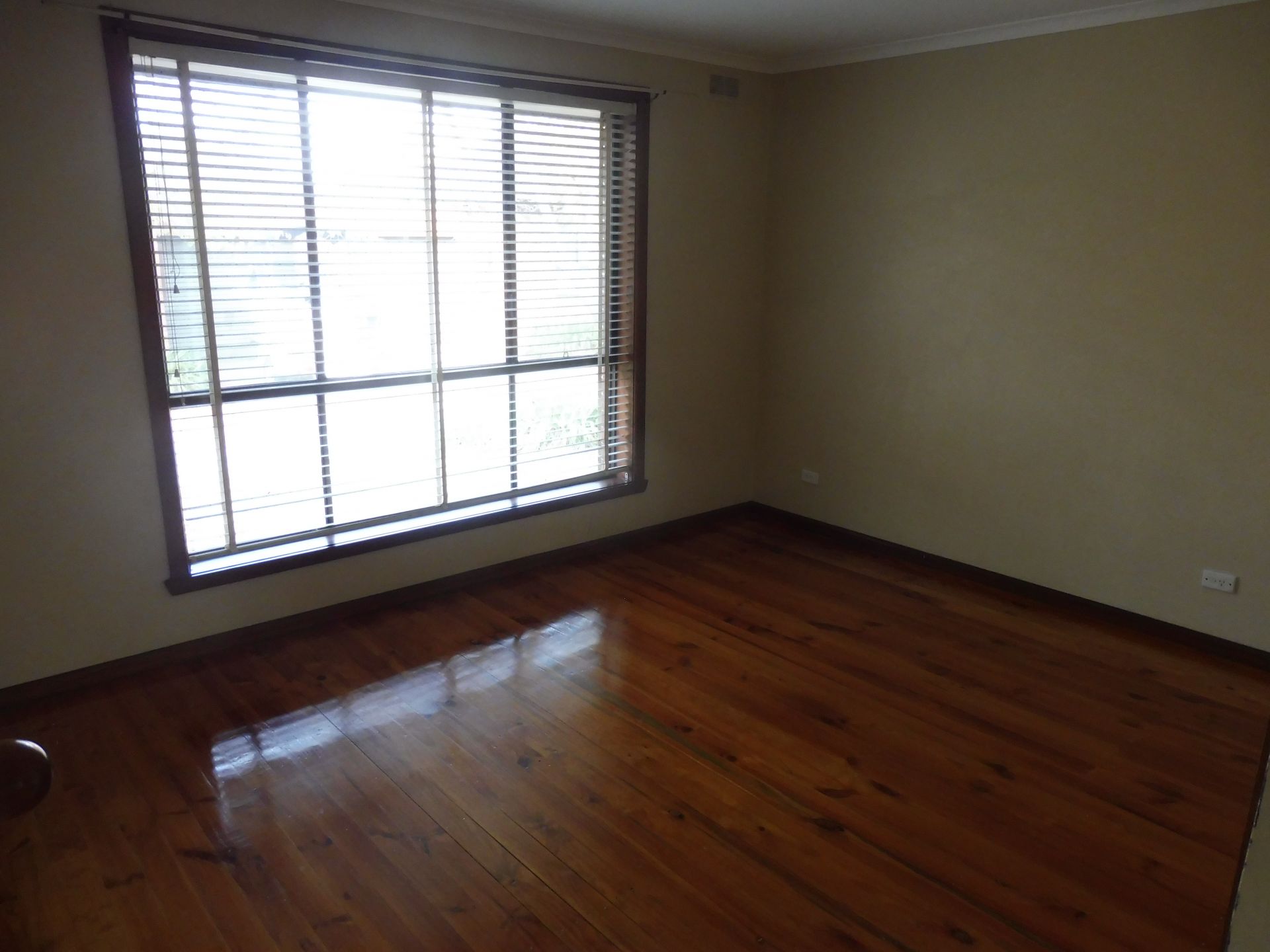 2 BEDROOM UNIT IN FANTASTIC LOCATION