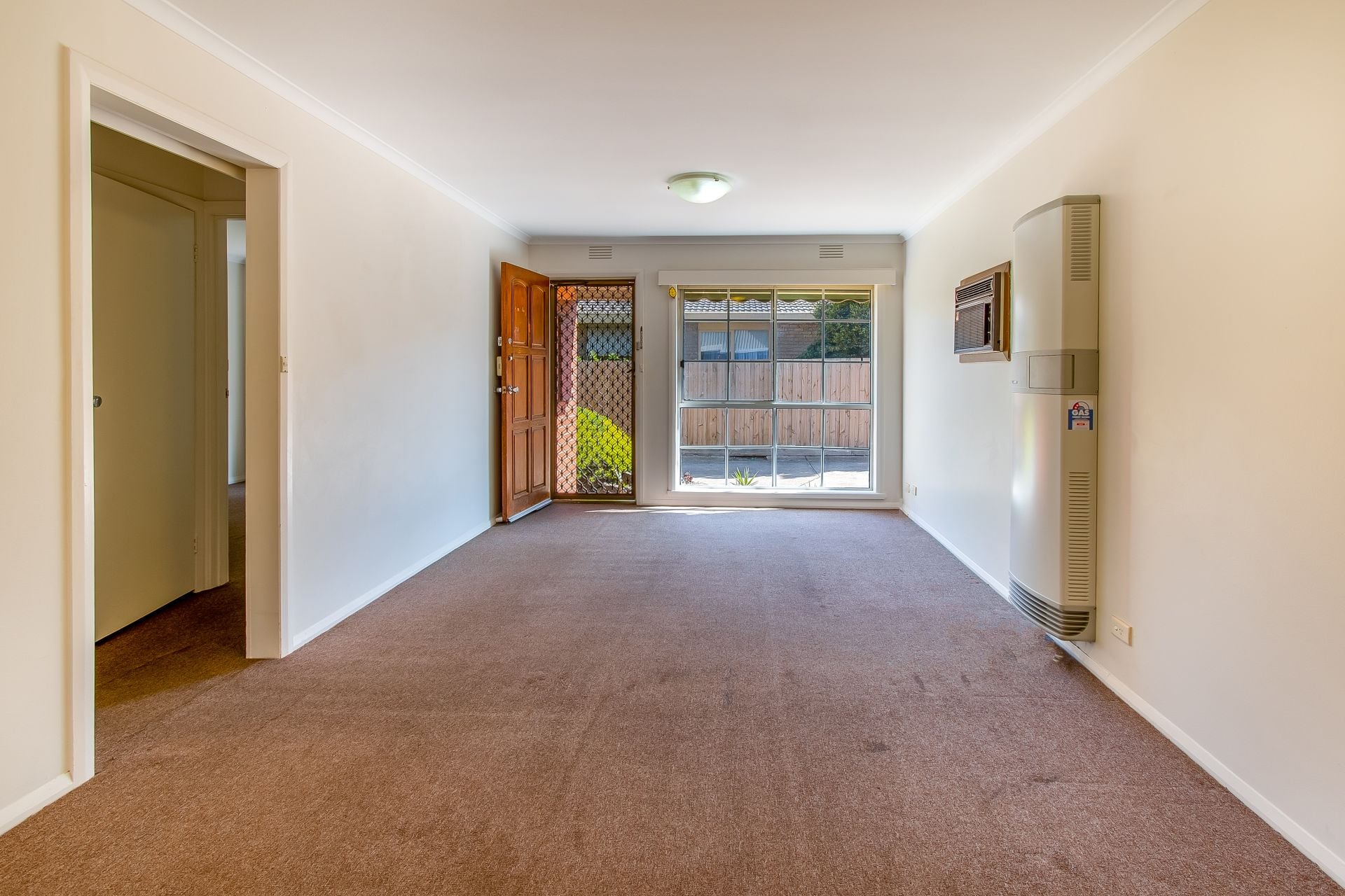 SPACIOUS UNIT IN THE HEART OF RESERVOIR!