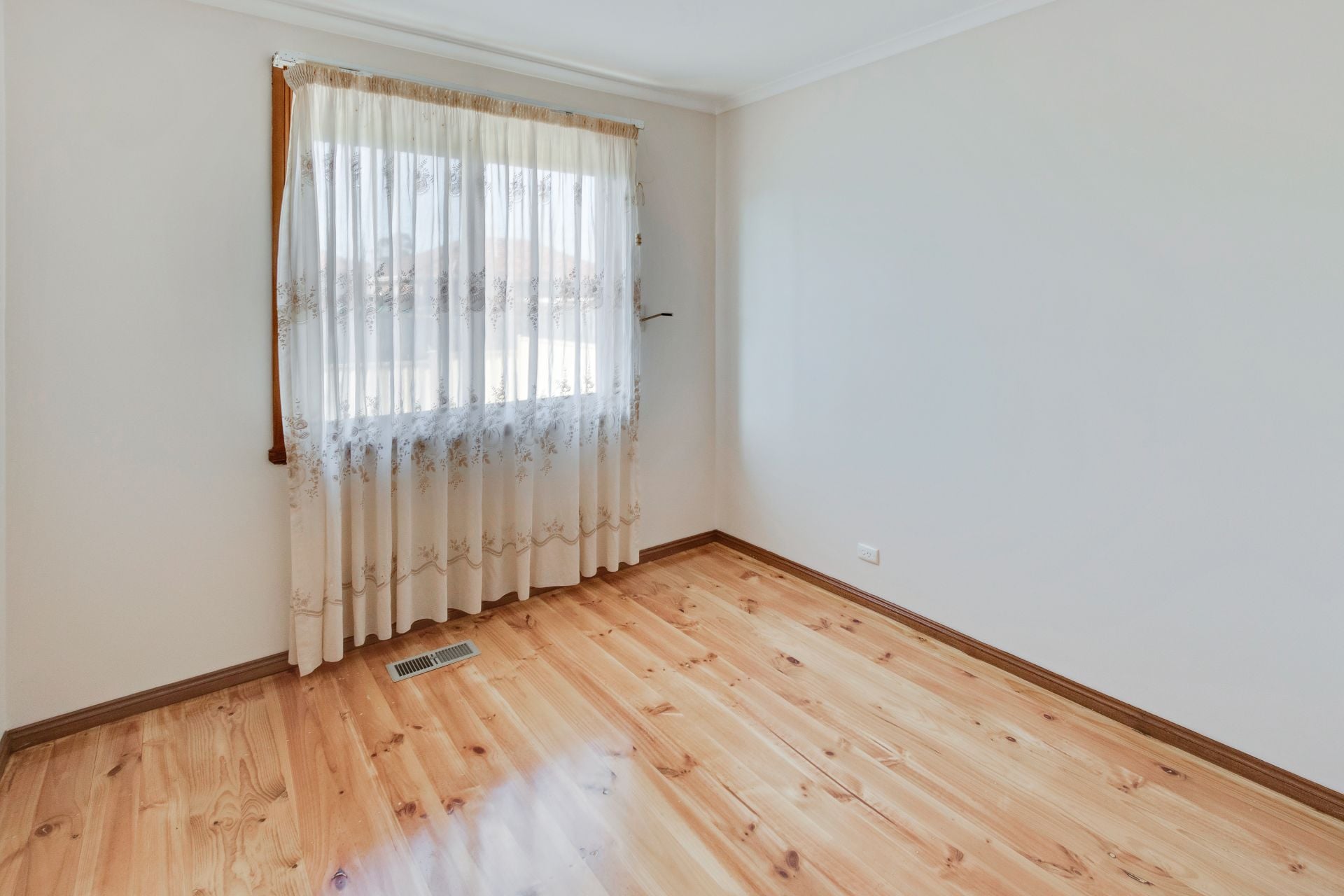PERFECTLY POSITIONED FAMILY HOME!   **FRESHLY PAINTED**