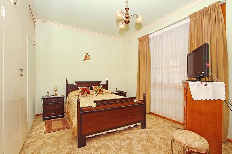 Four Bedroom Home in Thornbury! Enough Said