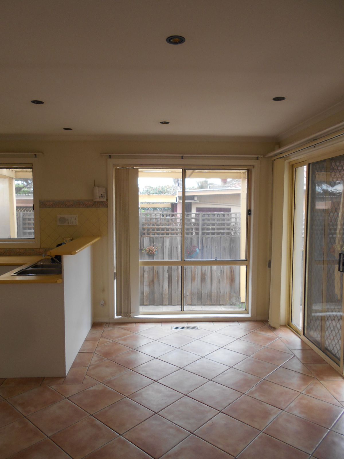 SPACIOUS TOWNHOUSE - WALKING DISTANCE TO HIGH STREET!