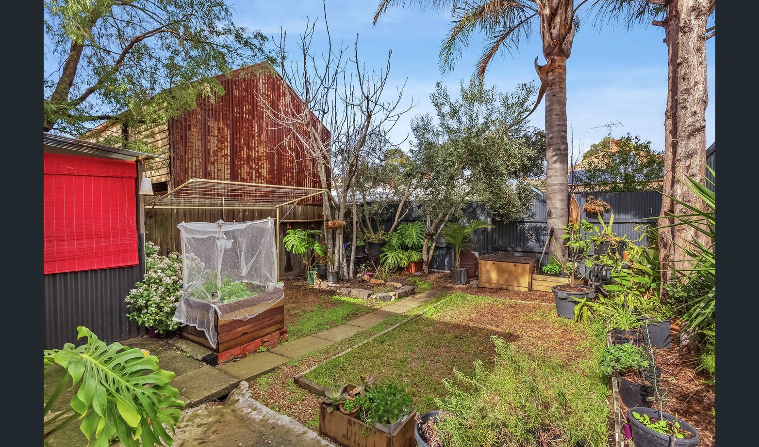 Modern Amenities On Thornbury Boarder