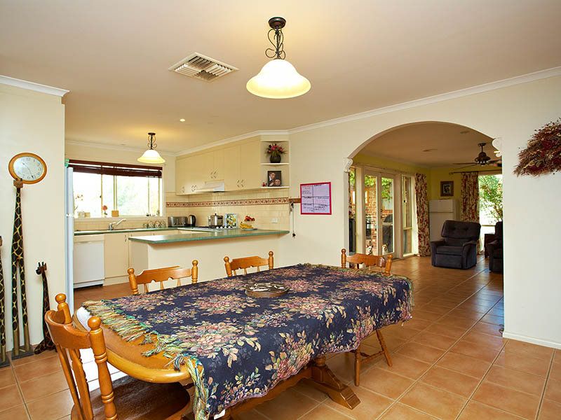 19 Franklin Place, Caroline Springs - Thumbnail 7