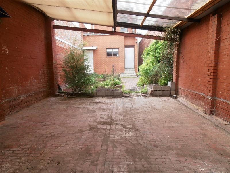 EXCELLENT RETAIL POSITION WITH DWELLING