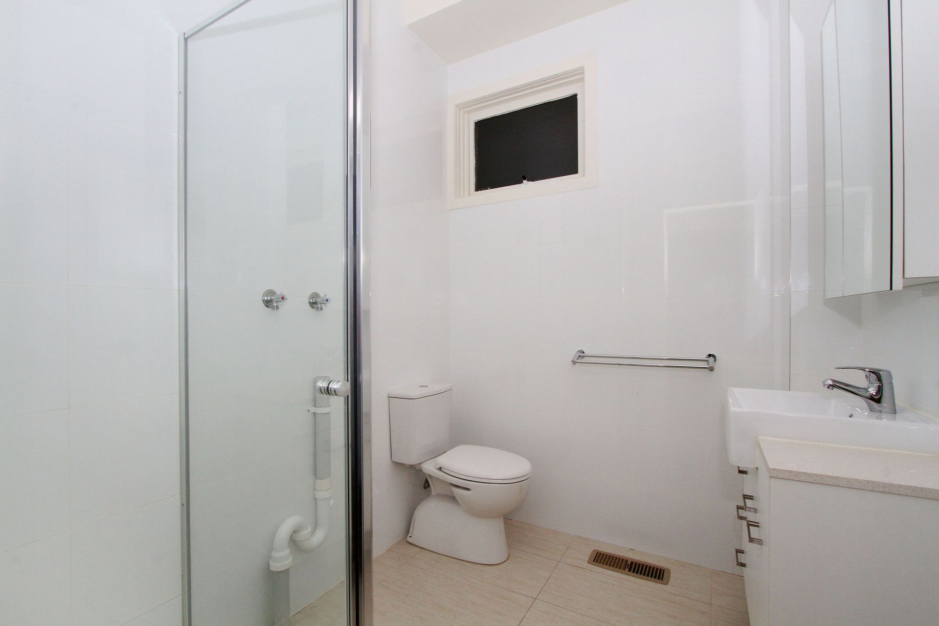 One year old Apartment in Ivanhoe