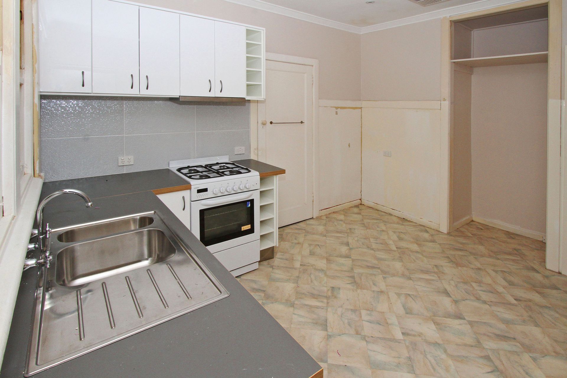 PRIME LOCATION WITH GARDENING INCLUDED!
