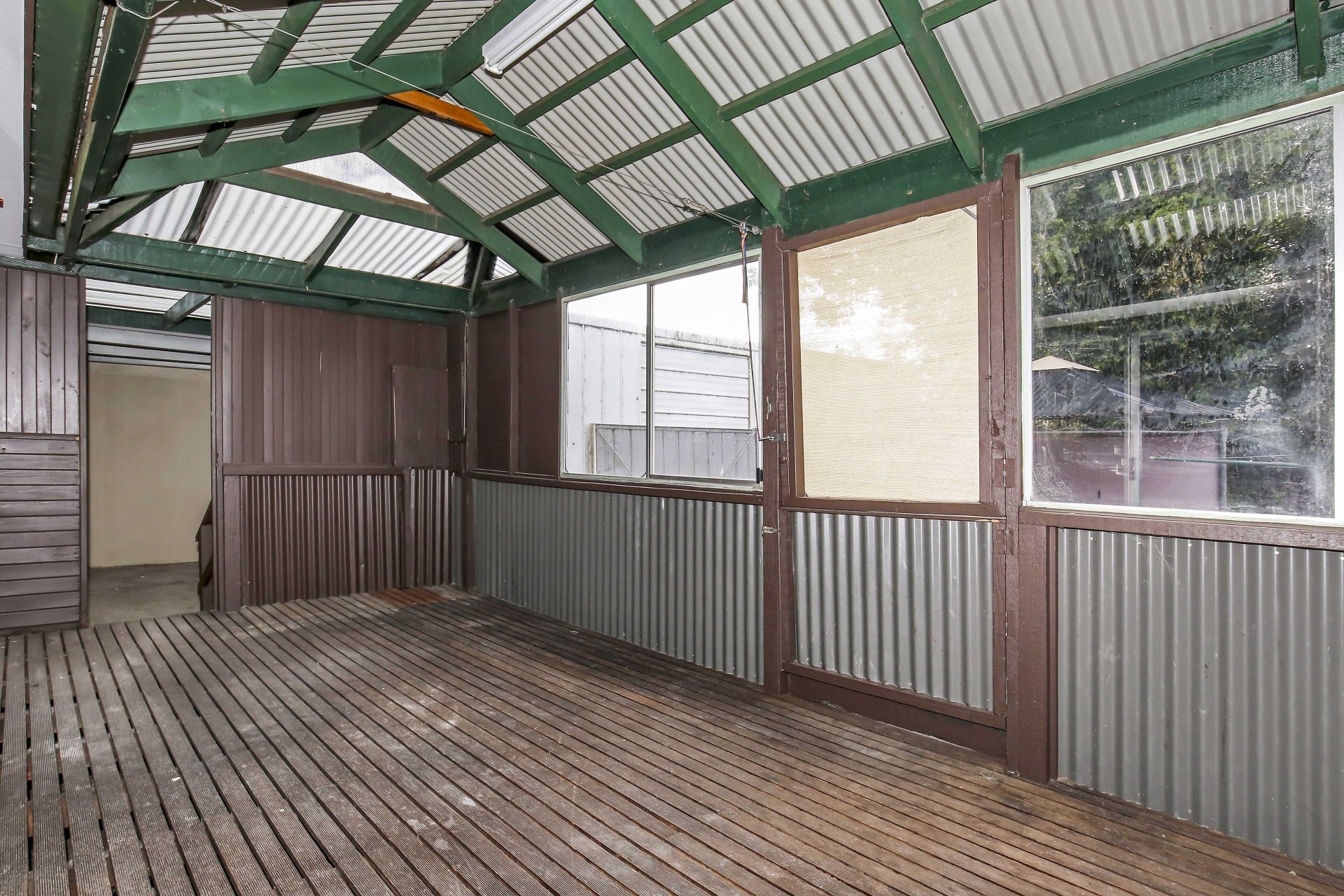 CENTRAL LOCATION IN IMPECCABLE CONDITION!