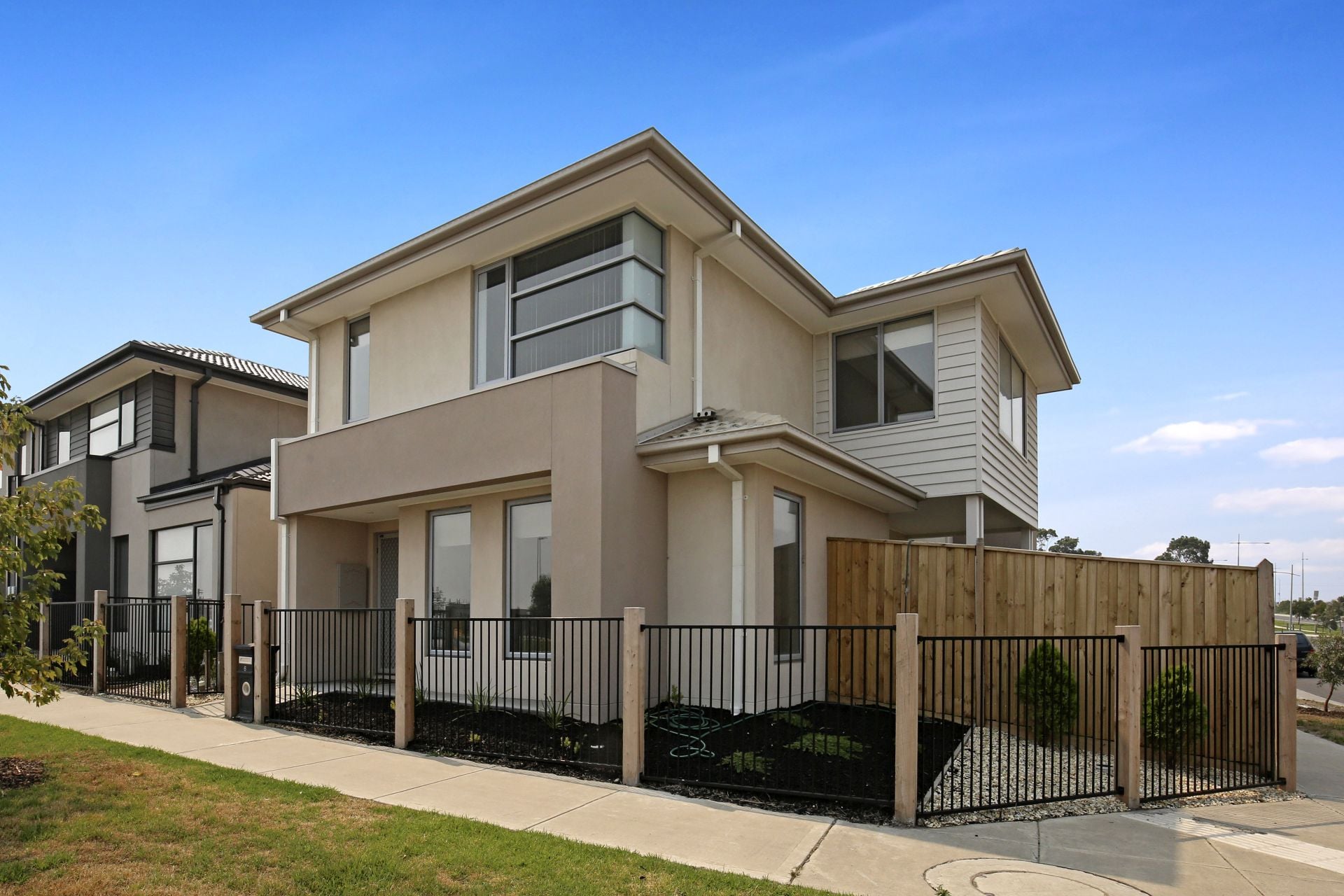 MODERN TOWNHOUSE WELL LOCATED