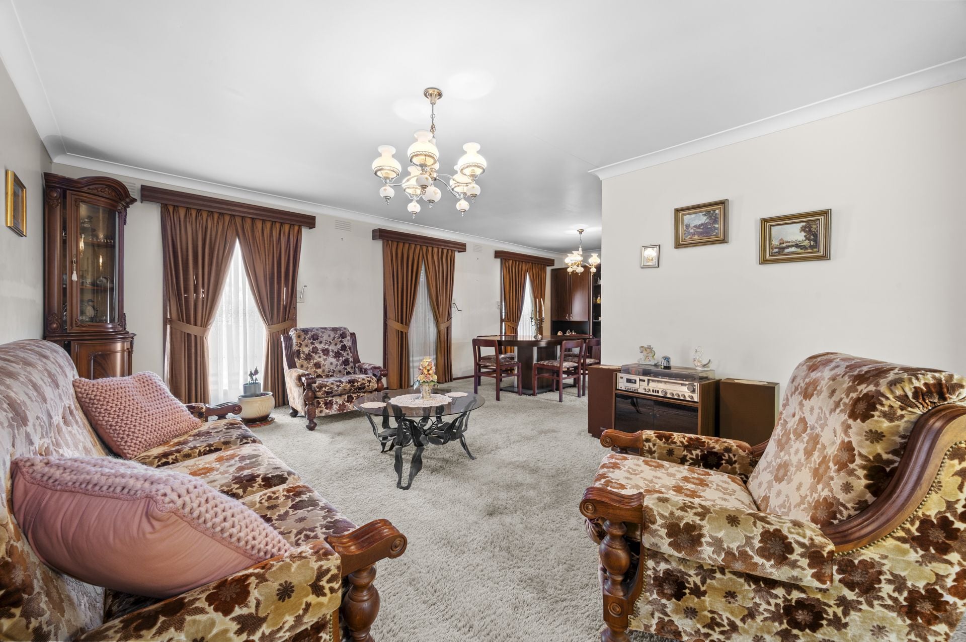 SUBSTANTIAL FAMILY HOME - 4 BEDROOMS, 2 BATHROOMS