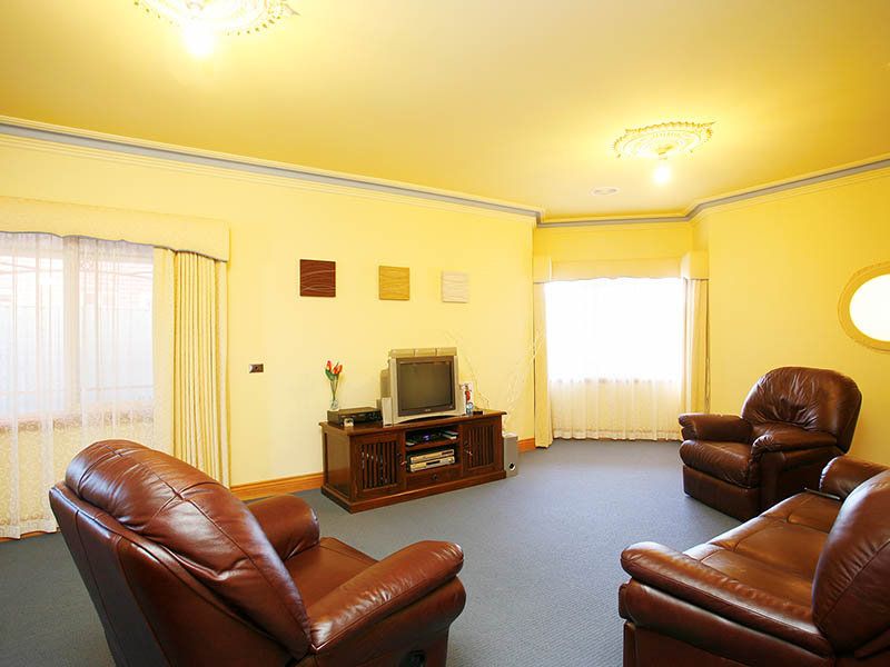 13 Prospector Drive, Cairnlea - Thumbnail 6