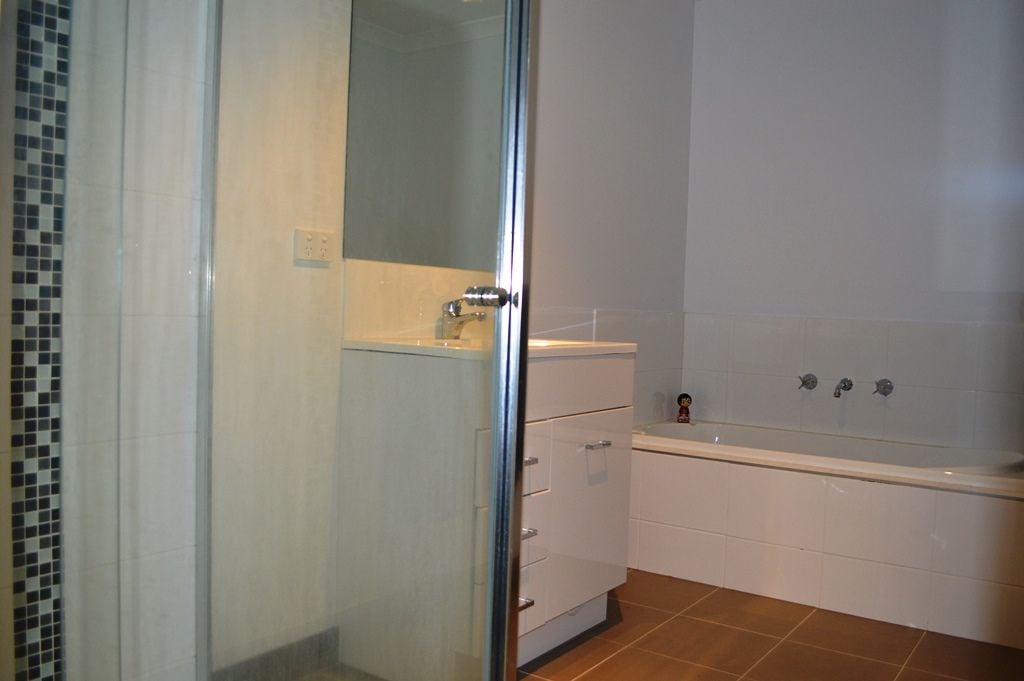 YOUNG & LIGHT FILLED TOWN HOUSE!   *Inspect: Sat 19th Sept @ 10:45am & Thu 24th Sept @ 4:40pm*