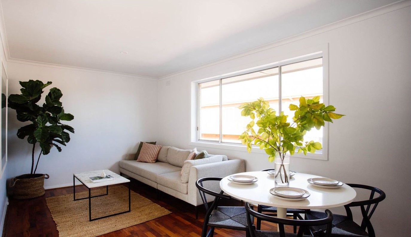 Beautifully Renovated, Secure One Bedroom Apartment