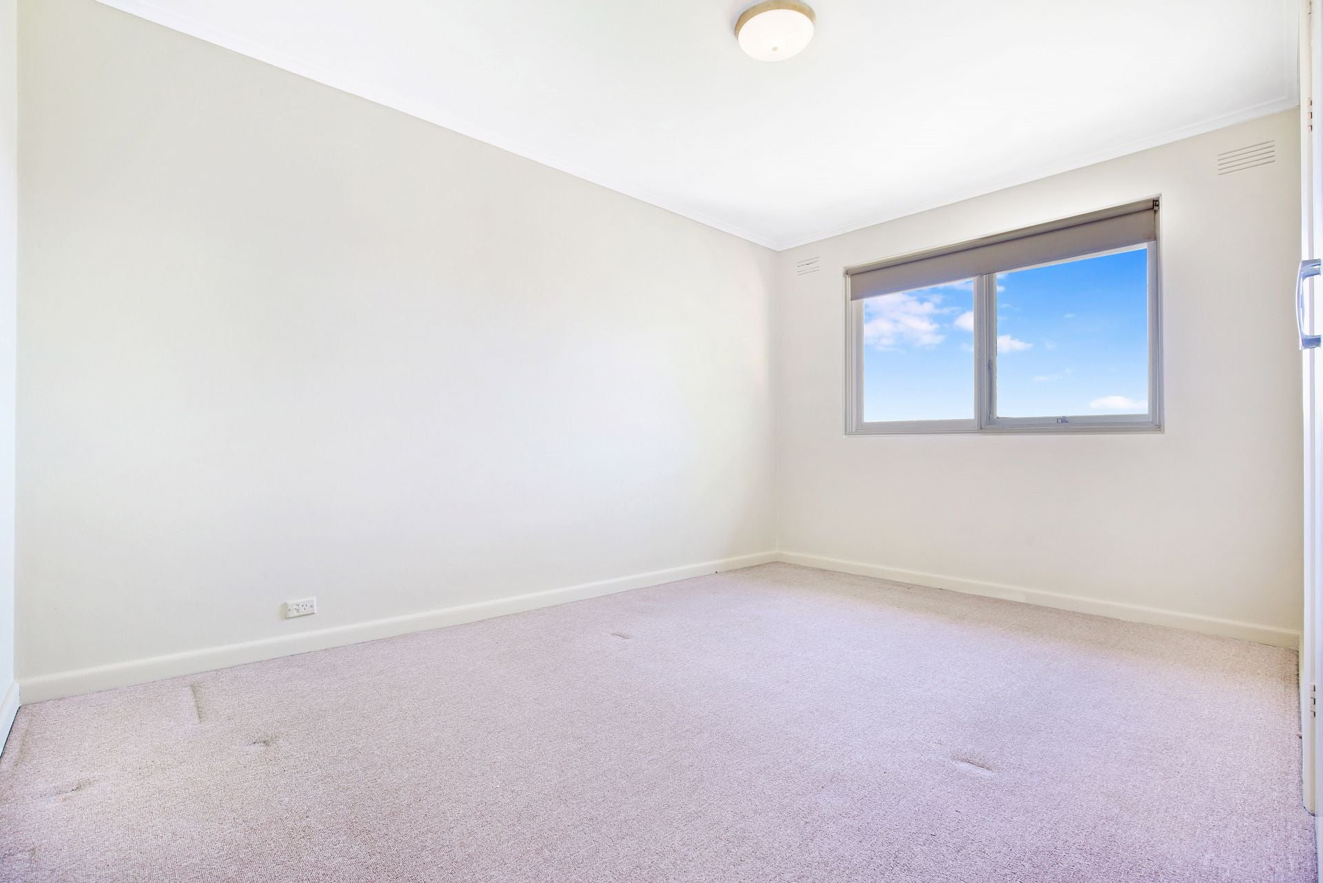 2 Bedroom Apartment In Sought After Suburb