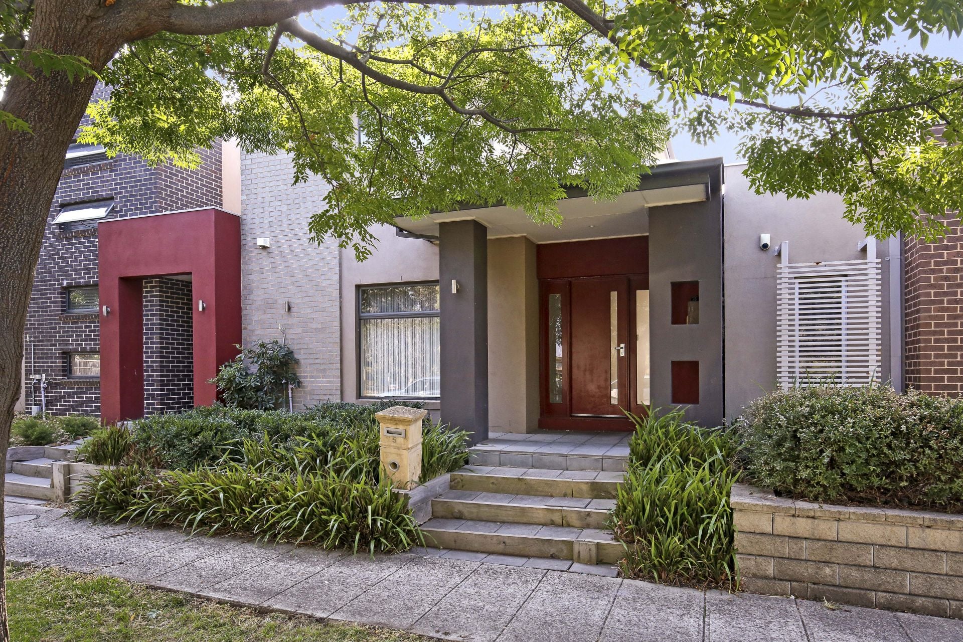 STYLISH TOWNHOUSE OPPOSITE PARKLAND  *Insp Thu 5th Jul @ 5:00pm*