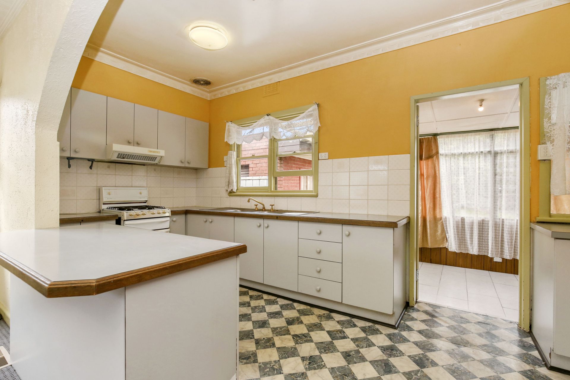 SPACIOUS, COMFORTABLE AND AN ENVIABLE LOCATION!