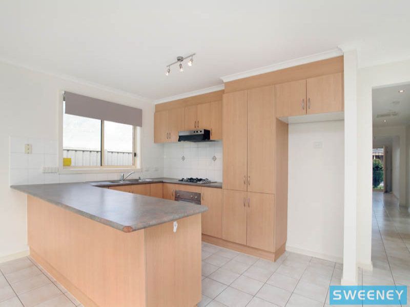 16 Wyperfeld Circuit, Caroline Springs - Thumbnail 3