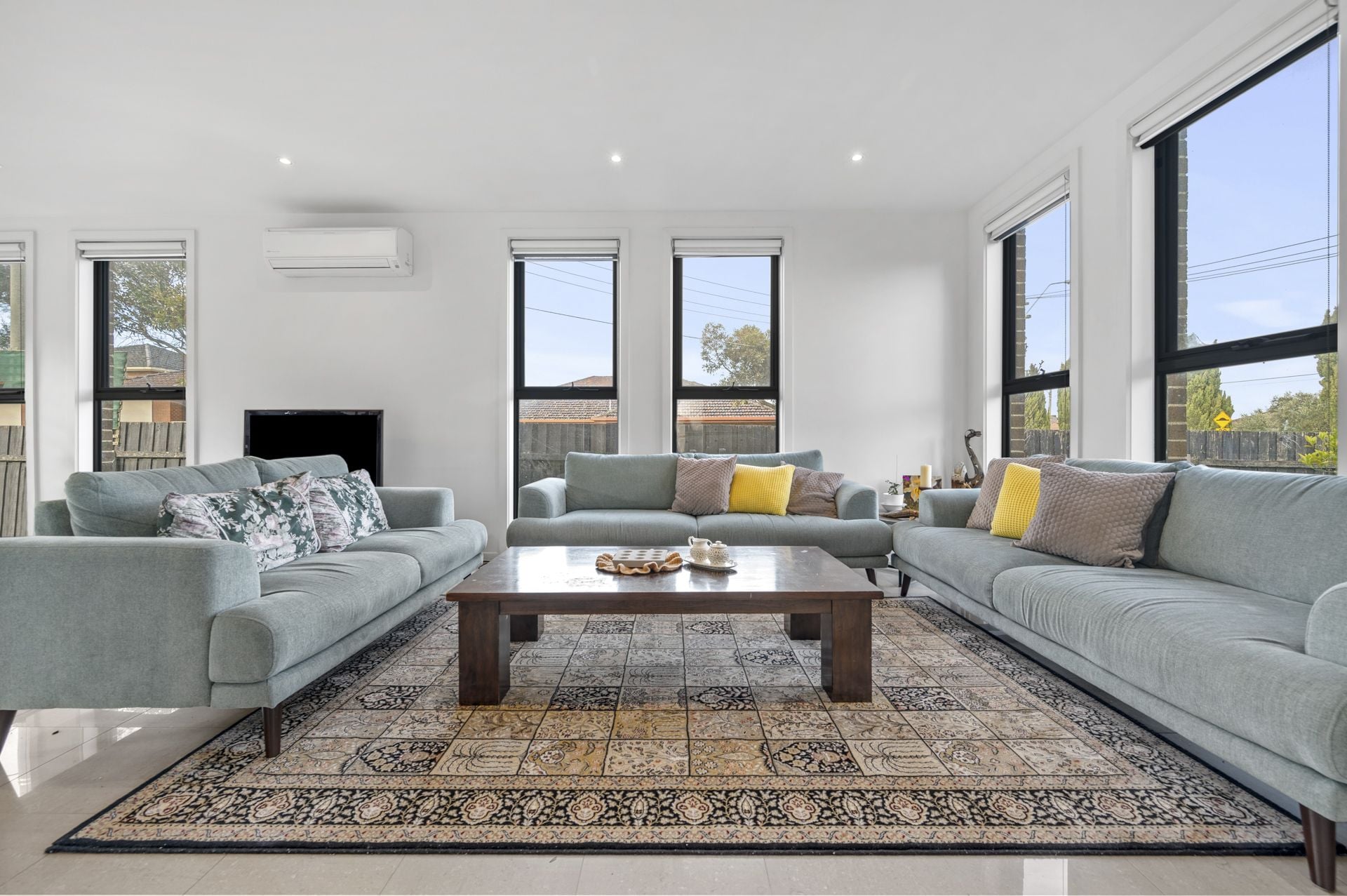 CONTEMPORARY LIVING IN A GREAT LOCATION