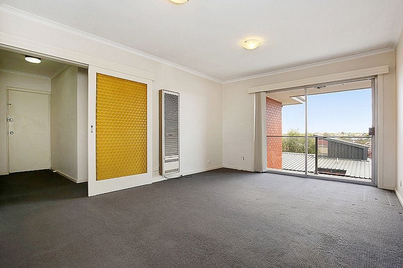 Two Bedroom Apartment in Quiet Street!