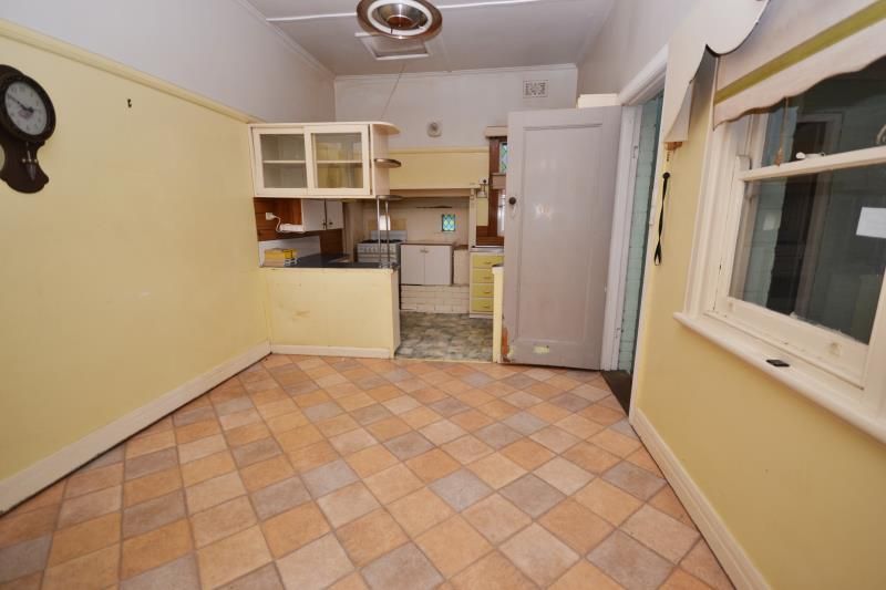 ORIGINAL HOME IN A GREAT LOCATION