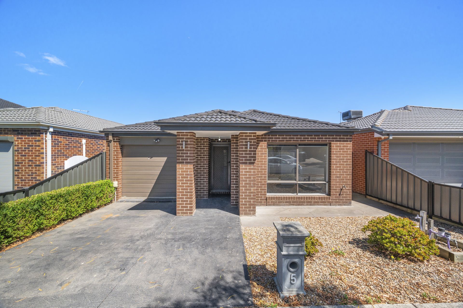 MODERN, LOW MAINTENANCE HOME