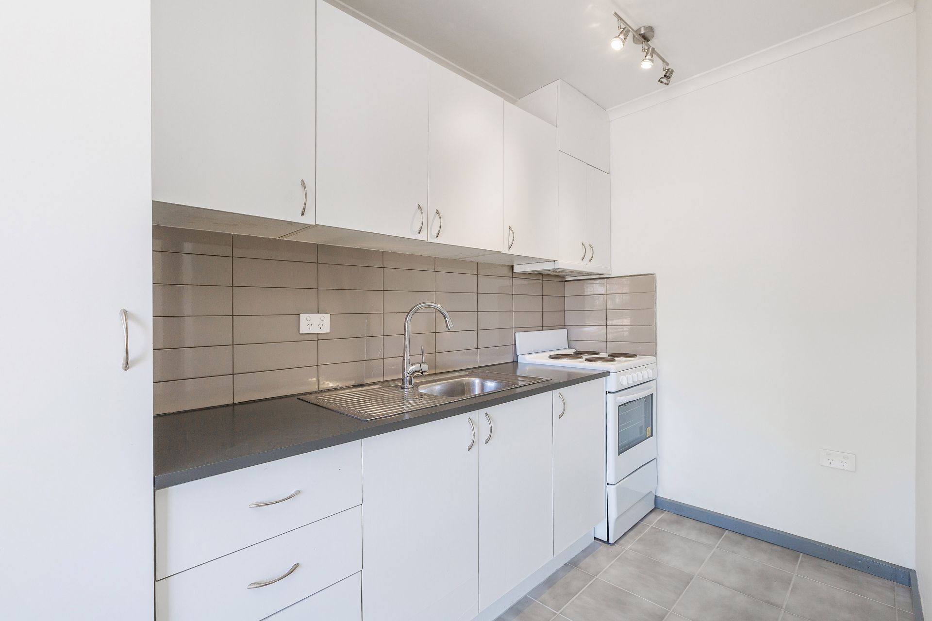 3/1 Hatfield Court, West Footscray - Thumbnail 2